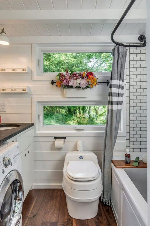 baño de casa diminuta con inodoro de compostaje y lavandería